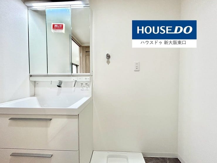 三面鏡のシャンプードレッサー
右は洗濯機置き場です。