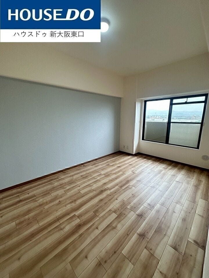 6.9帖の洋室★こちらの洋室はLDKと反対側のバルコニーに面しております♪