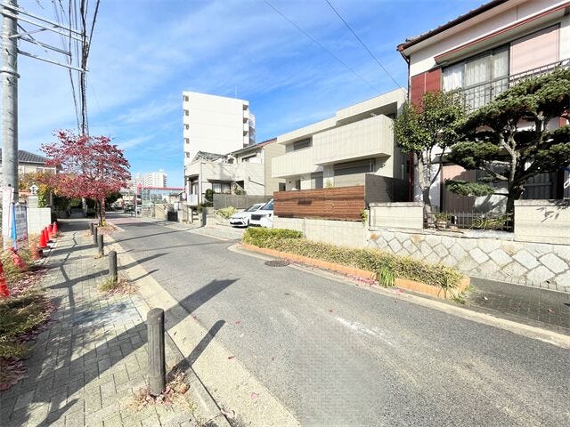 幅員約8mの前面道路です。広々としていて、街並みが開放的で圧迫感がありません。