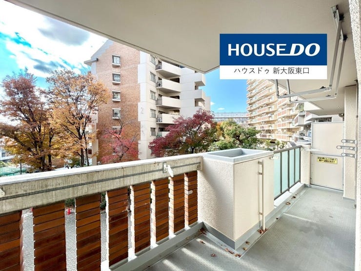 東向きのバルコニーです。