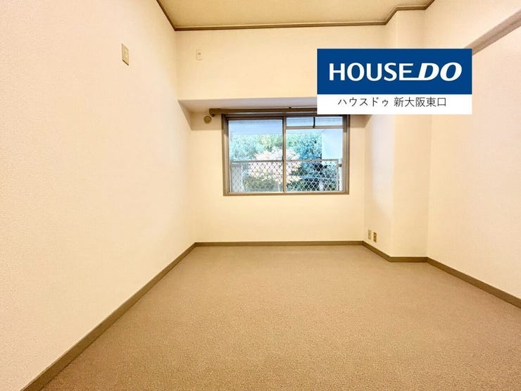 クローゼットと西向きの窓がある6帖の寝室です。