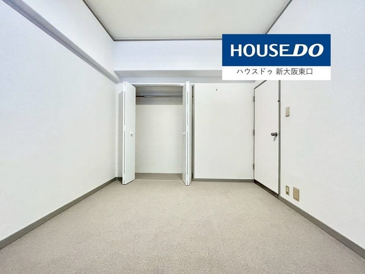 クローゼットと西向きの窓がある6帖の寝室です。