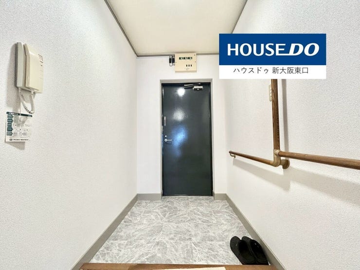 手すり付きの広い玄関です。