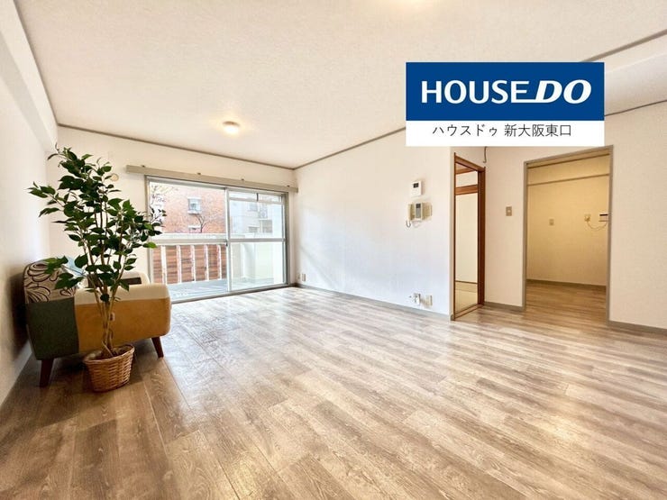 東向きのバルコニーがある15帖のLDKです。
隣に6帖の和室があります。