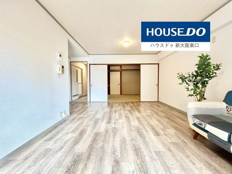 東向きのバルコニーがある15帖のLDKです。
隣に6帖の和室があります。