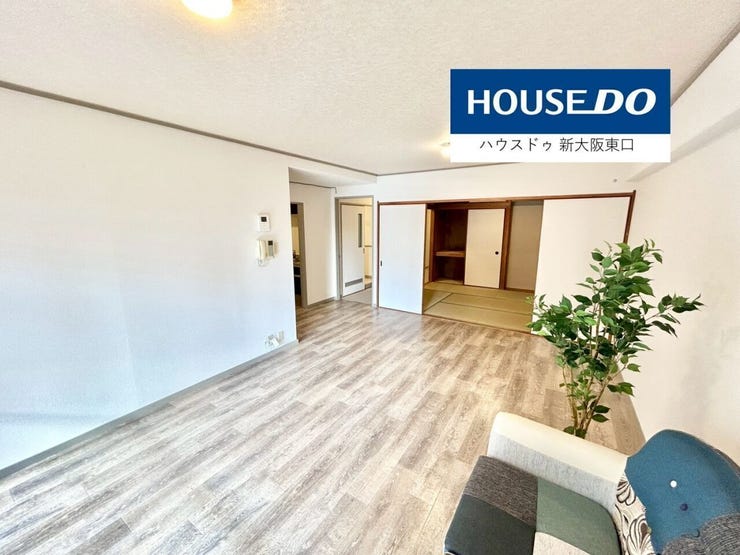 東向きのバルコニーがある15帖のLDKです。
隣に6帖の和室があります。