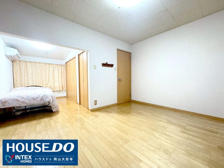 【大きな収納で空間をスッキリ活用!】
大型クローゼットが2箇所あり、荷物が多い単身者でも安心!洋服はもちろん、趣味の道具もスッキリ片付いてお部屋を広々と使えます