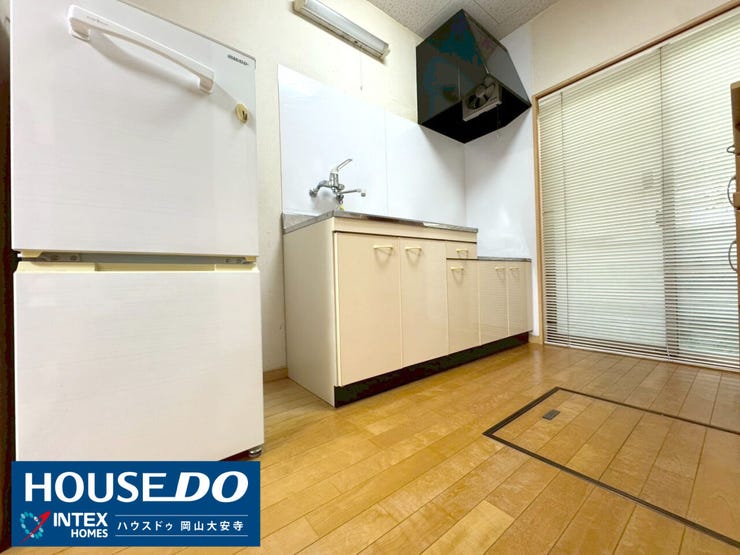 【採光窓付きの明るいキッチンスペース!】
明るい調理空間!効率の良いレイアウトで、日々の自炊もサッと気持ちよく済ませられますね。