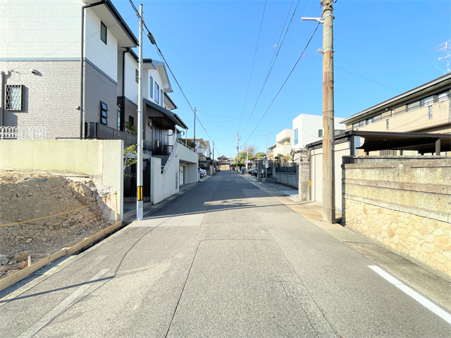 幅員約6.5mの前面道路です。道路幅にゆとりがあるので、車種を選びません。大きめの車を乗りたい方にもオススメです。