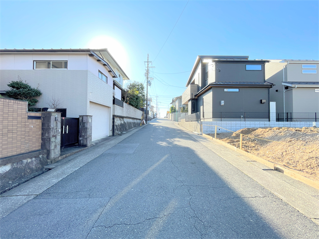 幅員約6.5mの前面道路です。道路幅が広いので、向かいの住宅とも距離があるため日当たりも確保しやすいです。