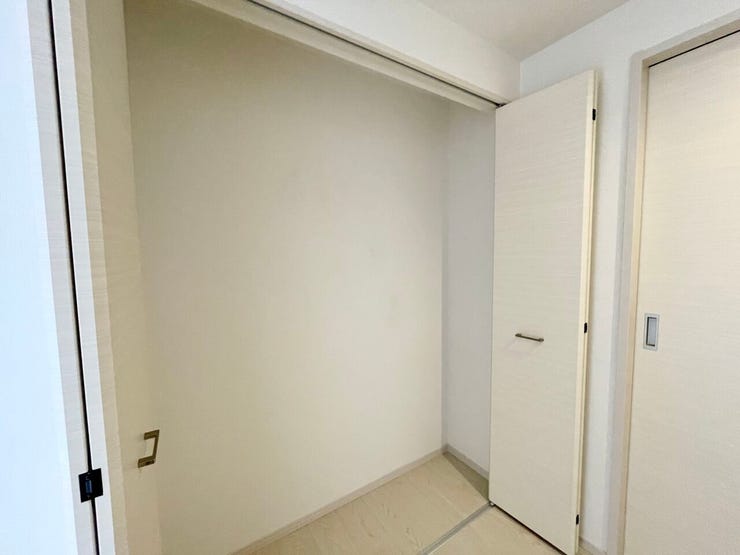 玄関横クローゼット
お部屋の中にも持ち込みたくないものなどの収納が出来ます◎
