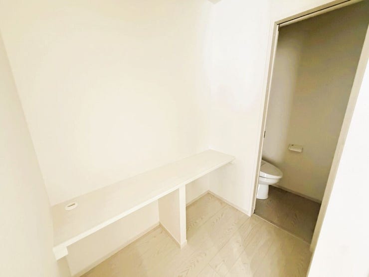 【DEN】
ワークスペースとしても、お子さんの勉強スペースとしても利用できます!