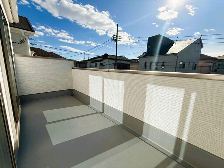 【Balcony】
バルコニー5.5帖!陽当たり良好◎お写真はちょうど12時頃です!