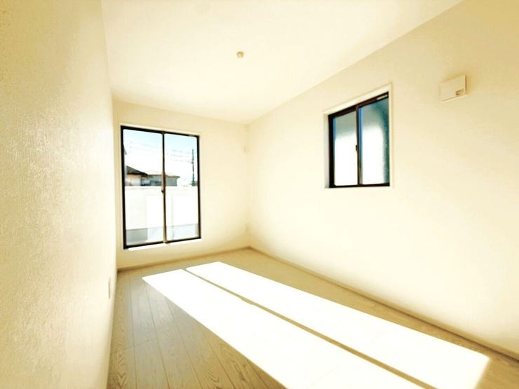 【Bed Room】
寝室5.5帖こちらからも南西ワイドバルコニーでれます!