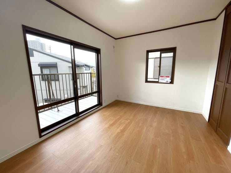 ◇洋室6帖◇
2面採光のお部屋は明るく風通しが良いです♪
バルコニー付き♪収納もしっかり出来ますよ!