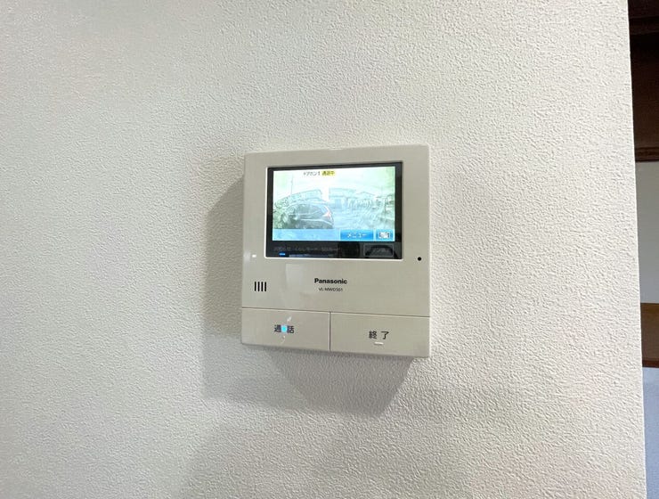 ○カラーモニター付インターホン○
不在時の訪問は自動で録画されます。
訪問者の顔が確認できるのでお子様の留守番にも安心です♪