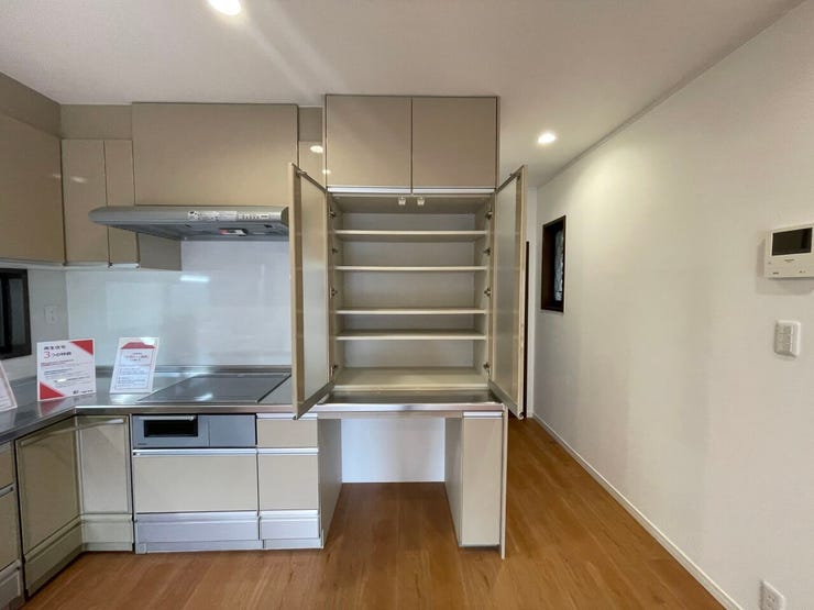 ◇収納◇
キッチン横の収納です。
食器棚として使え、キッチン廻りもすっきり♪