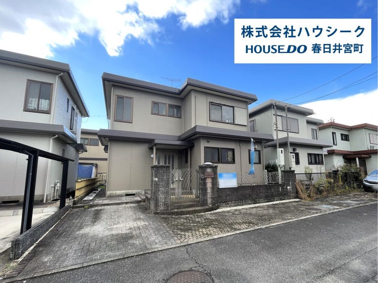 駐車スペースが2台分あります♪前面道路も平坦で車の出し入れもしやすいです♪