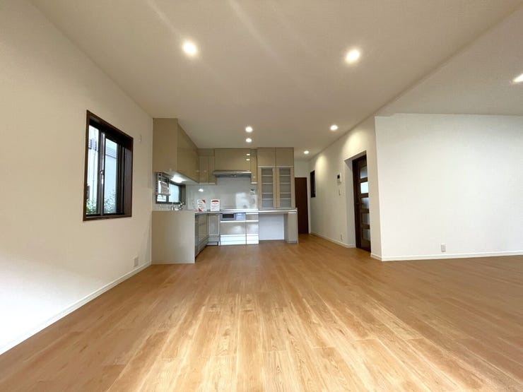 ◇リビング◇
23帖の広さリビングは日当たり良好です♪
一家団欒の時間が増えそうですね♪