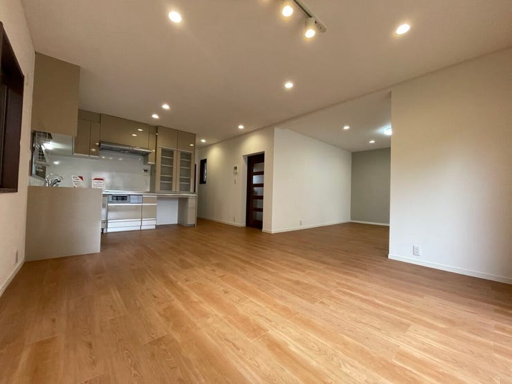 ◇リビング◇
埋め込みのライトも多く明るいリビングです♪