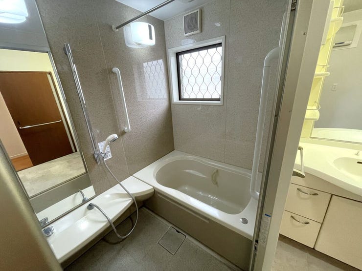 ◇浴室◇
浴室暖房乾燥機付で、雨の日でも洗濯物が乾かせます♪
ヒートショック対策にもなりますね♪