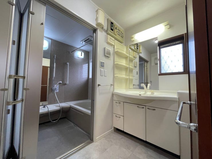 ◇洗面所◇ 同仕様
シャワー付き洗面化粧台♪
収納棚も多く、すっきりですね♪