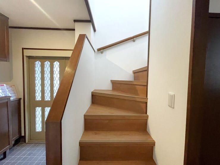 ◇階段◇
手すり付きの階段♪
段差を緩やかに設計していますので、小さなお子様やご年配の方にも安心です♪