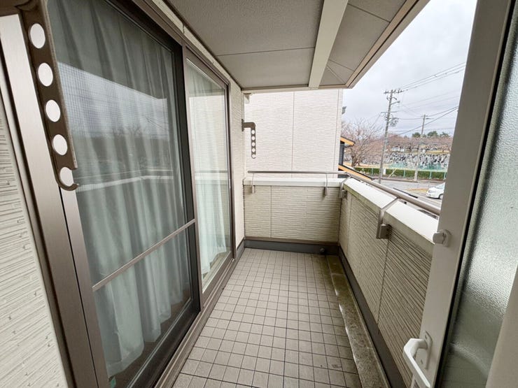 室内(2025年12月)撮影
◎現地案内予約受付中!◎
バルコニーは明るい光が差し込み、洗濯物も良く乾きます。