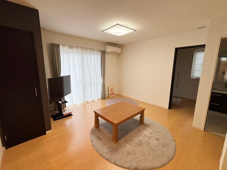 室内(2025年12月)撮影
◎現地案内予約受付中!◎
大きな窓から明るい光が入るリビングは開放的で気持ちよく過ごせます。