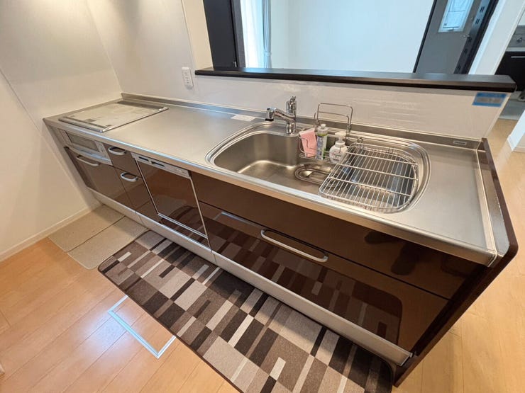 室内(2025年12月)撮影
◎現地案内予約受付中!◎
食器洗乾燥機を標準搭載。毎日の家事の負担を軽減、余裕の大容量でまとめ洗いできます♪