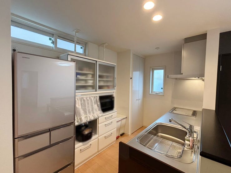 室内(2025年12月)撮影
◎現地案内予約受付中!◎
奥行きのあるキッチンスペースは冷蔵庫や食器棚を置いてもゆったりした空間です!