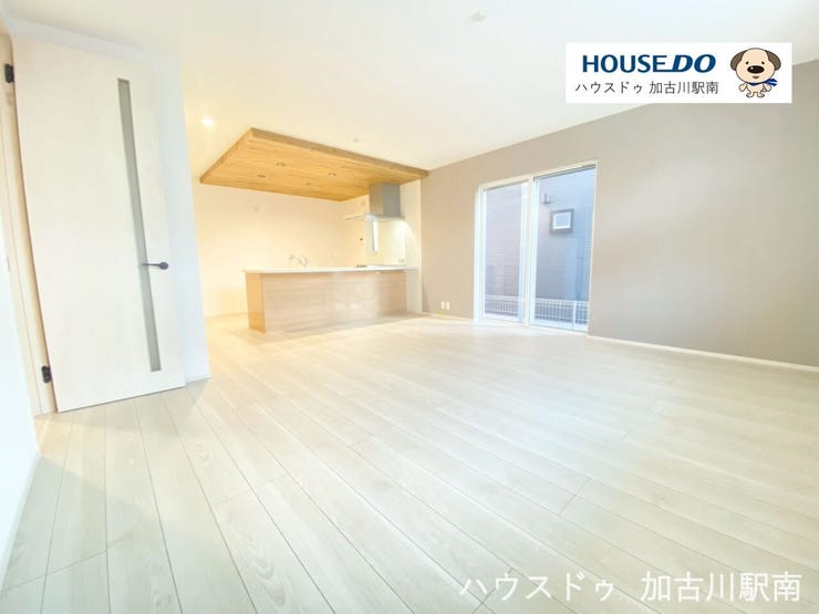 広々とした空間で、ソファやダイニングセットもゆったり配置可能です。テレビ・収納・観葉植物など、インテリアの自由度も高い設計となっています♪