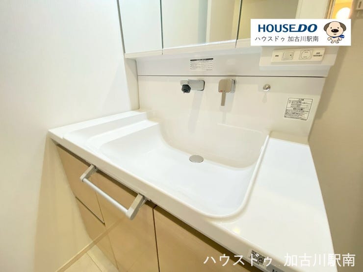 シャワー付洗面台です!
使いやすさと美しさを兼ね備えた洗面空間です♪