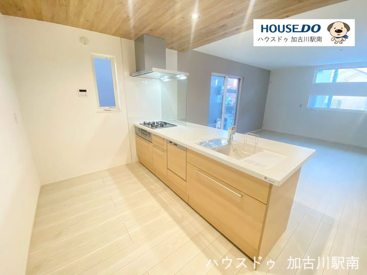 料理好きも納得の収納たっぷり、3口コンロで同時調理もラクラク!
三口ガスコンロ+グリル付きで、同時調理もスムーズです♪