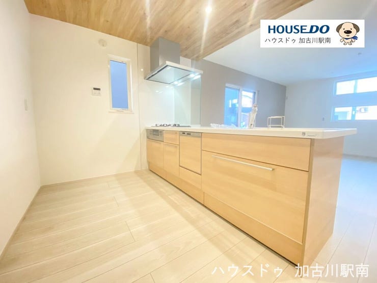 【キッチン】
料理好きも納得の収納たっぷり、3口コンロで同時調理もラクラク!
三口ガスコンロ+グリル付きで、同時調理もスムーズです♪