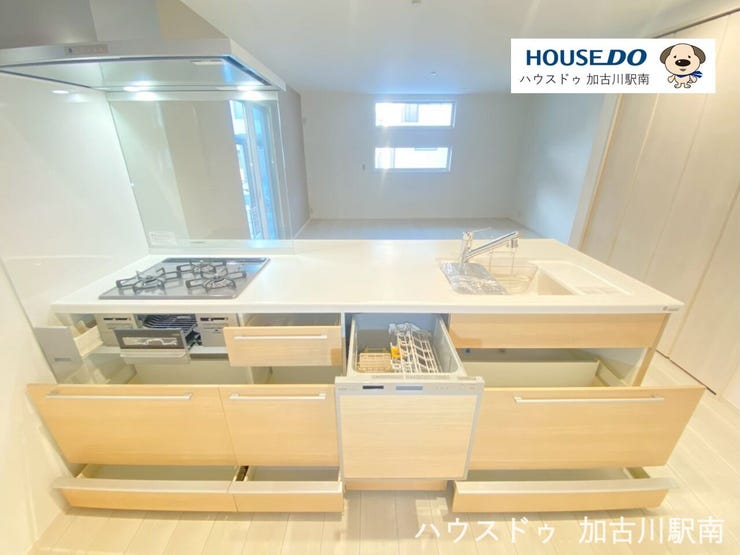 料理好きも納得の収納たっぷり、3口コンロで同時調理もラクラク!
三口ガスコンロ+グリル付きで、同時調理もスムーズです♪