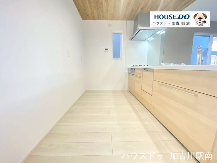 料理好きも納得の収納たっぷり、3口コンロで同時調理もラクラク!
三口ガスコンロ+グリル付きで、同時調理もスムーズです♪