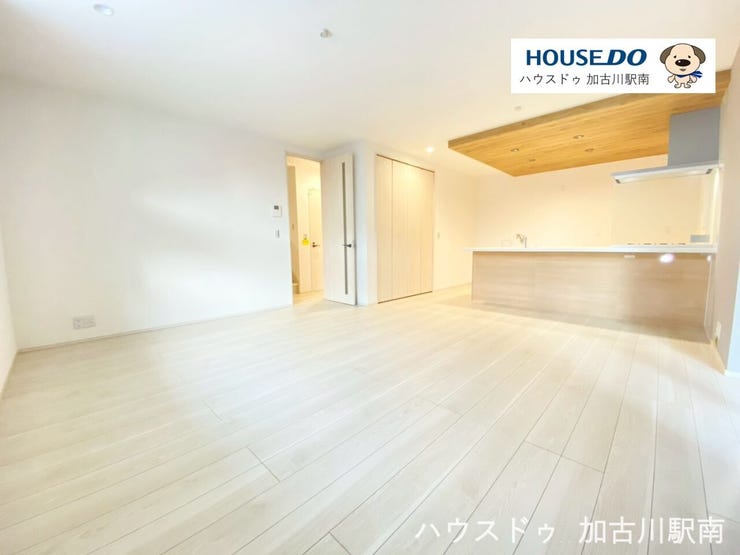 広々とした空間で、ソファやダイニングセットもゆったり配置可能です。テレビ・収納・観葉植物など、インテリアの自由度も高い設計となっています♪