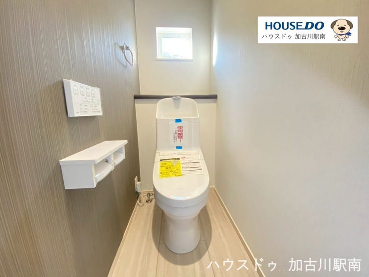 2階のトイレです♪
温水洗浄便座付