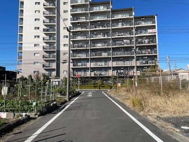 北西(公道)側約6.3m、間口約10.8m
南西(公道)側約4.5m、間口約8.4m
周辺道路は綺麗に舗装されています。