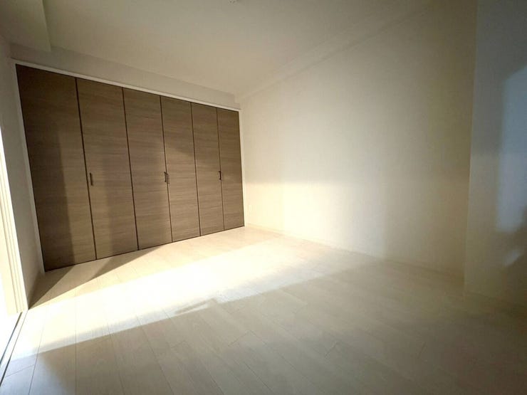 《洋室》
約5.8帖のお部屋です。
大きなクローゼットがあり、収納スペースをしっかりと確保しています。