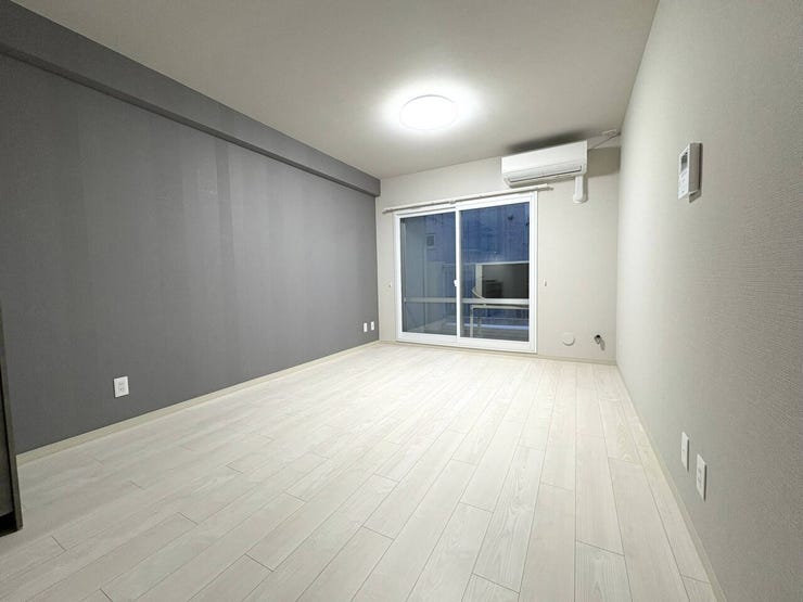 《リビング》
足元からの窓(南向き)があり昼間は光が差し込みあたたかな空間です。