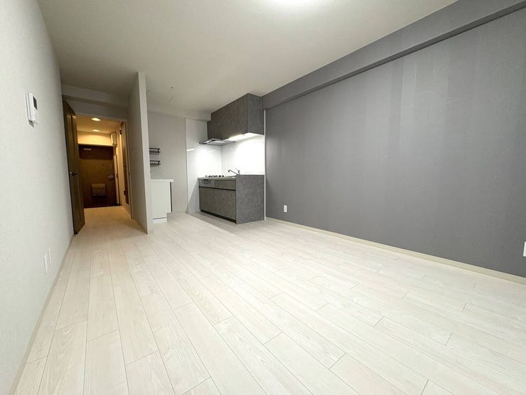 《リビング》
グレーの壁紙が空間をよりおしゃれな印象に♪