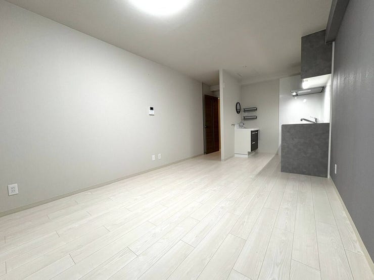 《リビング》
シンプルな内装、長方形のお部屋でインテリアも設置しやすい!