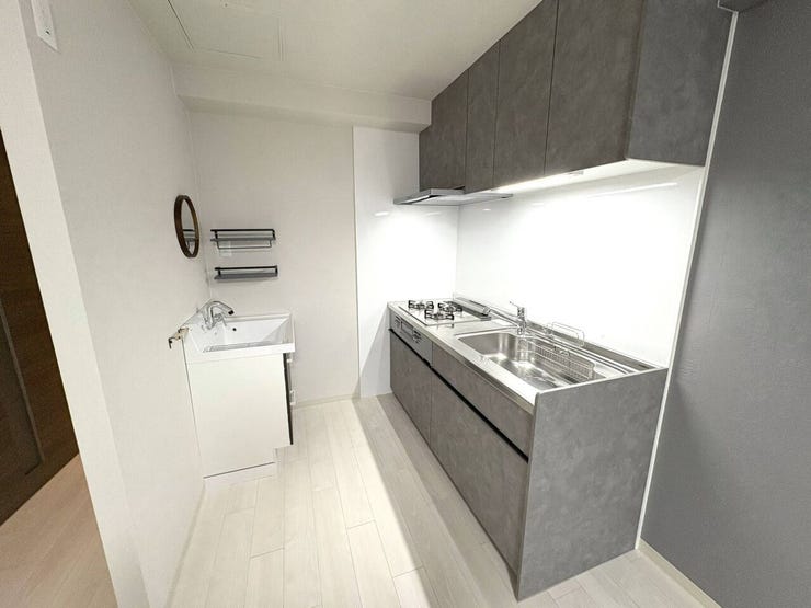 《キッチン》
お部屋の雰囲気に合わせたスタイリッシュなデザインのキッチン。
上部にお収納スペースを確保!