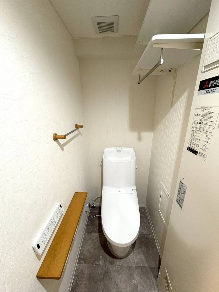 《トイレ》
ウォシュレット付きトイレです。
収納スペース充実!