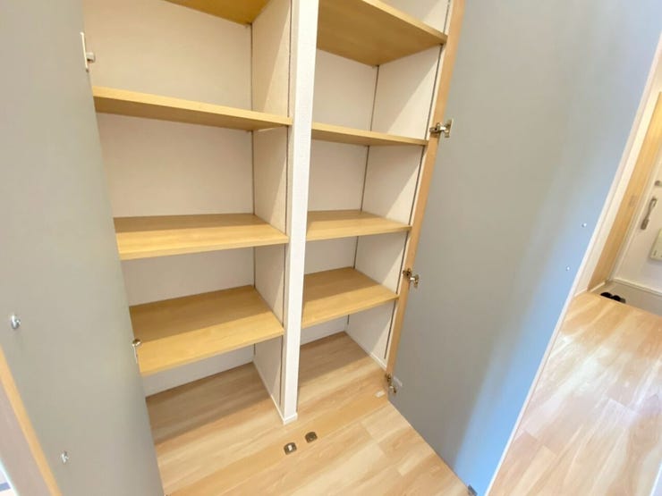 廊下にも収納スペースがございます♪