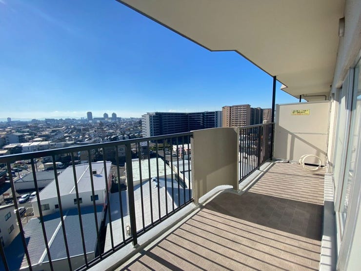 南西向き
広めのバルコニー
最上階で眺望も最高!
陽当たり・通風良好で洗濯物もよく乾きます