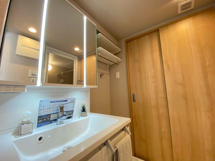 洗面スペースも広めです!
三面鏡くもり止めのヒーターつき