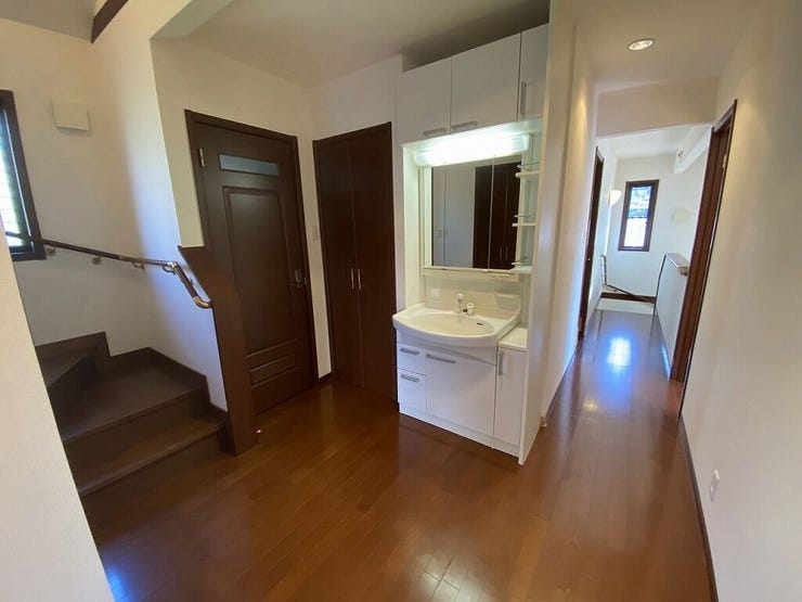 【Corridor】
2階廊下にも洗面台付きで込み合う朝の時間帯も助かりますね♪